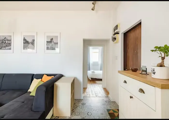 Cozy 2bdr Balcony With View In Historic Center Lägenhet *