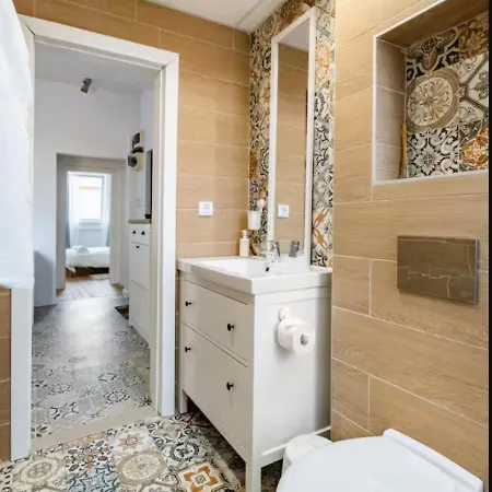 Cozy 2bdr Balcony With View In Historic Center Apartment