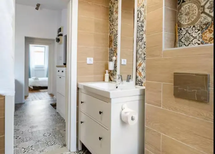 Cozy 2bdr Balcony With View In Historic Center Apartment